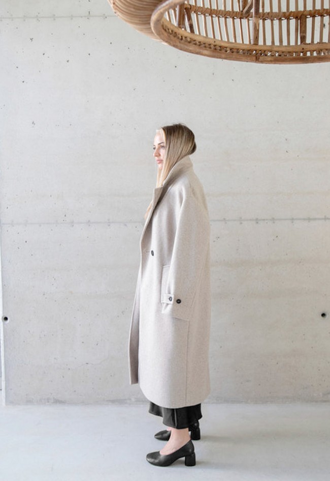 Zapato de salón negro Ángel Alarcón Tessa para mujer con tacón ancho y punta redonda