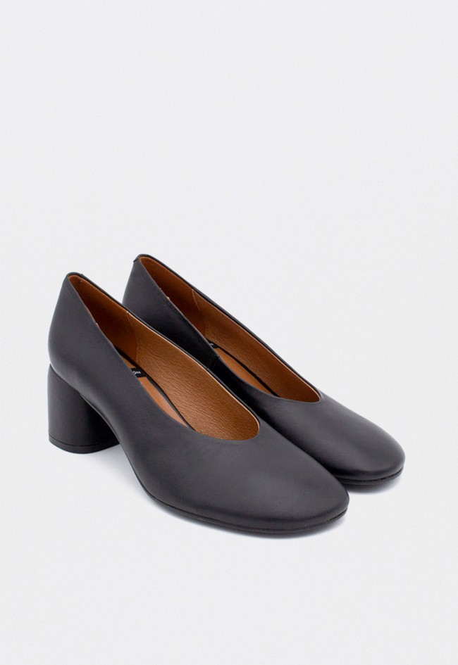 Zapato de salón negro Ángel Alarcón Tessa para mujer con tacón ancho y punta redonda