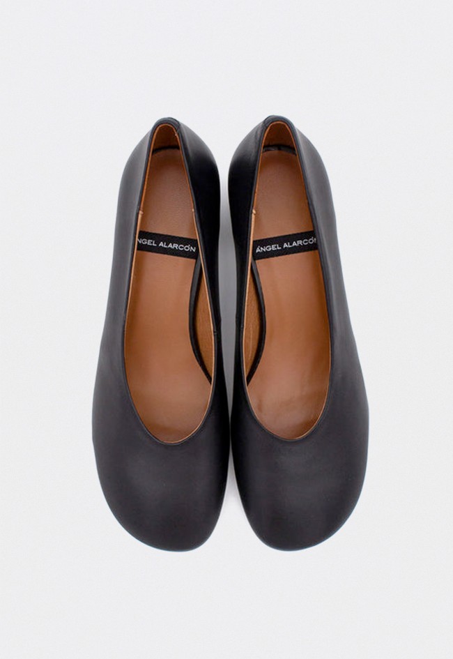 Zapato de salón negro Ángel Alarcón Tessa para mujer con tacón ancho y punta redonda