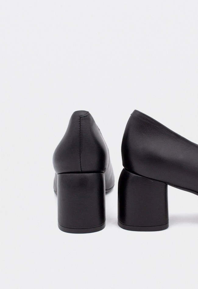 Zapato de salón negro Ángel Alarcón Tessa para mujer con tacón ancho y punta redonda