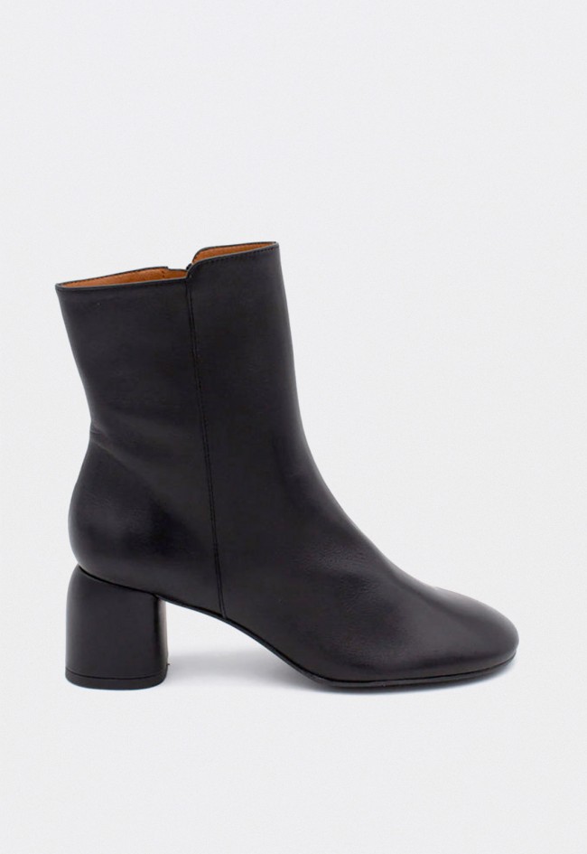 Botín negro Ángel Alarcón Murielle para mujer con tacón ancho y cremallera lateral