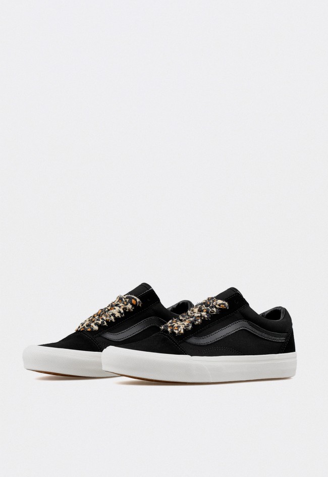 Zapatillas Vans Old Skool negras para mujer con mariposa bordada y cordones leopardo