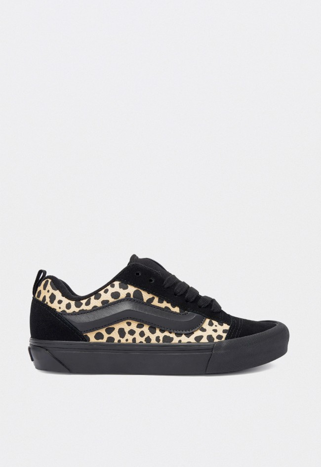 Zapatillas Vans Knu Skool Dalmatian para mujer con estampado animal y suela negra