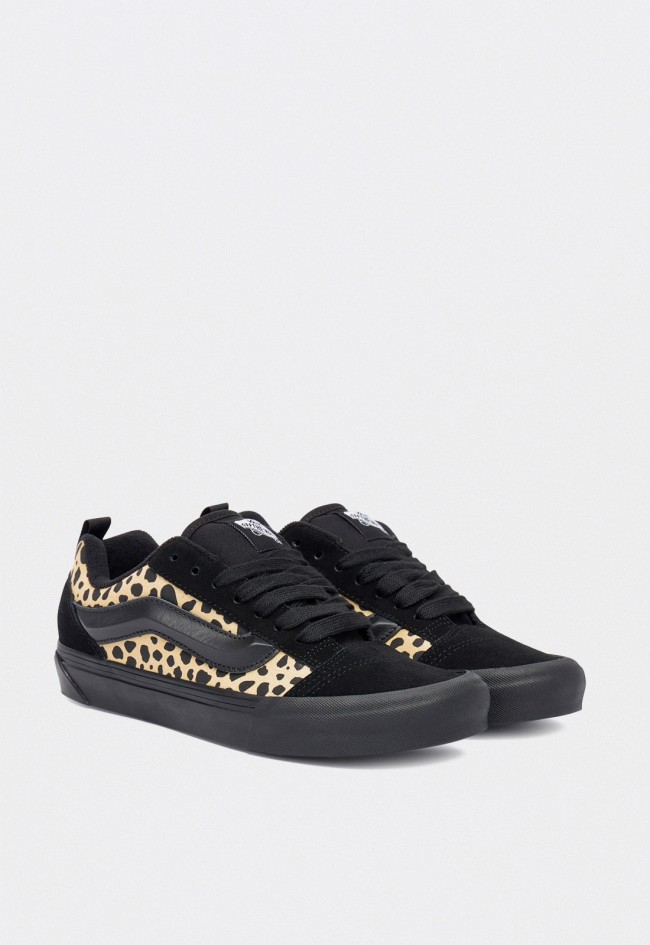 Zapatillas Vans Knu Skool Dalmatian para mujer con estampado animal y suela negra