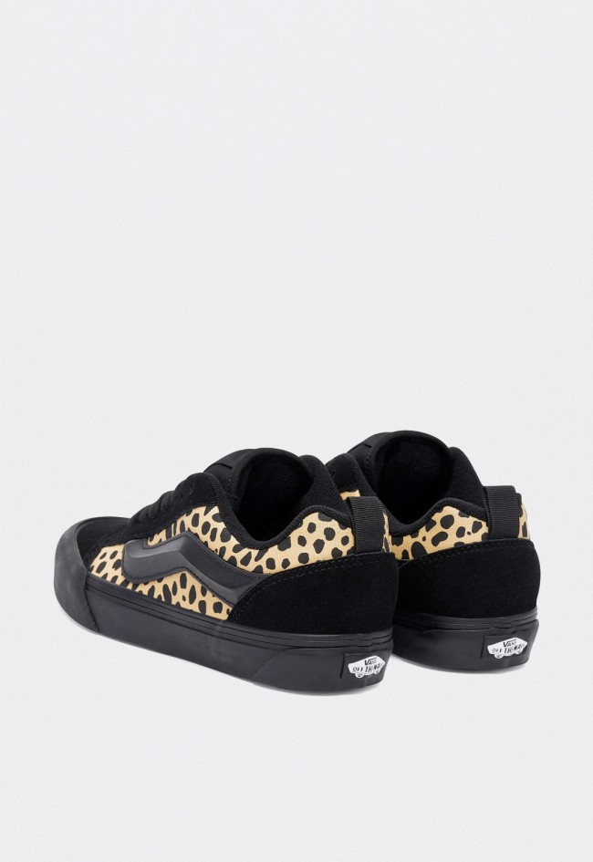 Zapatillas Vans Knu Skool Dalmatian para mujer con estampado animal y suela negra