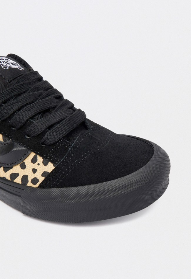 Zapatillas Vans Knu Skool Dalmatian para mujer con estampado animal y suela negra