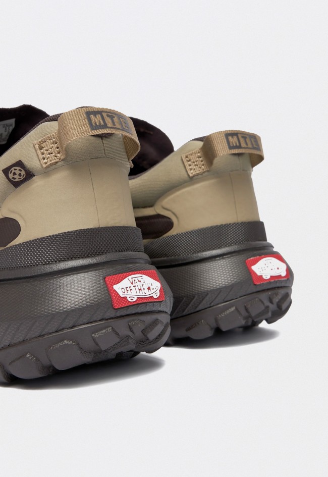 Zapatillas Vans Crosspath color tostado para hombre impermeables con amortiguación UltraCush y suela todoterreno