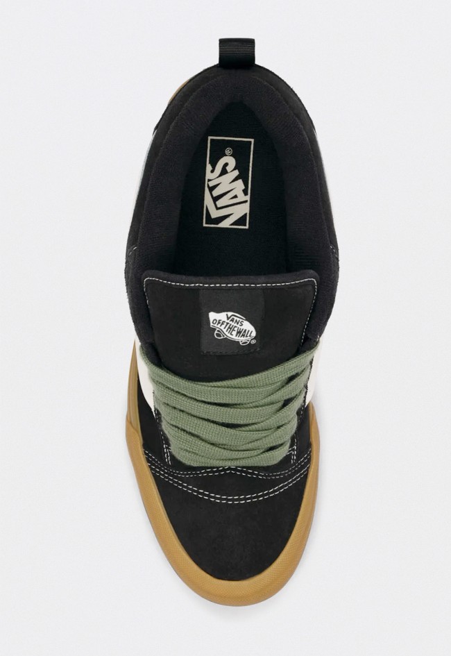 Zapatillas Vans Knu Skool para hombre en ante negro con suela gum y cordones verdes