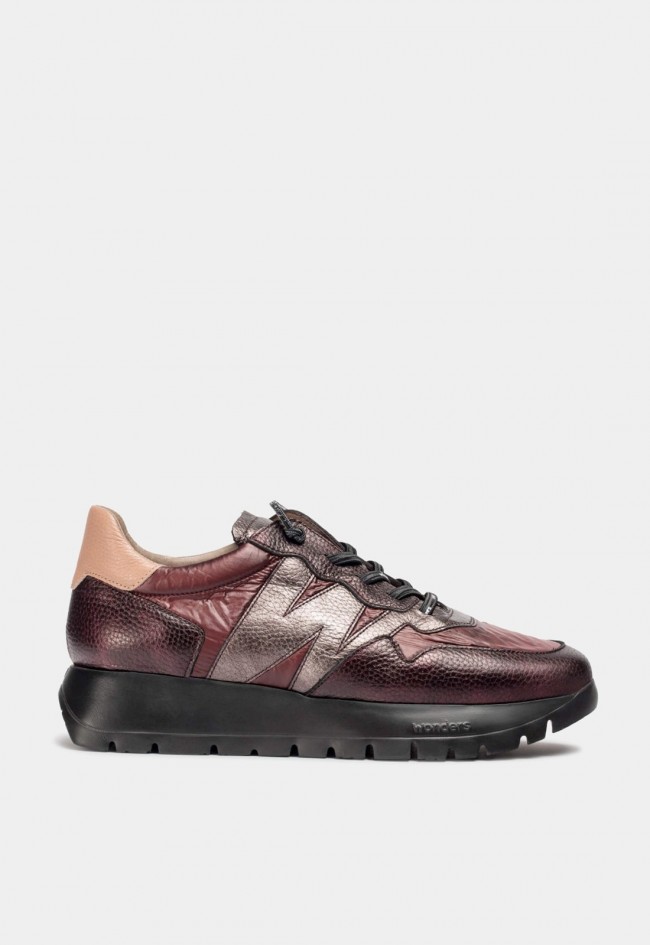 Zapatillas Wonders ODISEI 91 Burdeos de mujer con piel metalizada y suela ultraligera WondersFly™