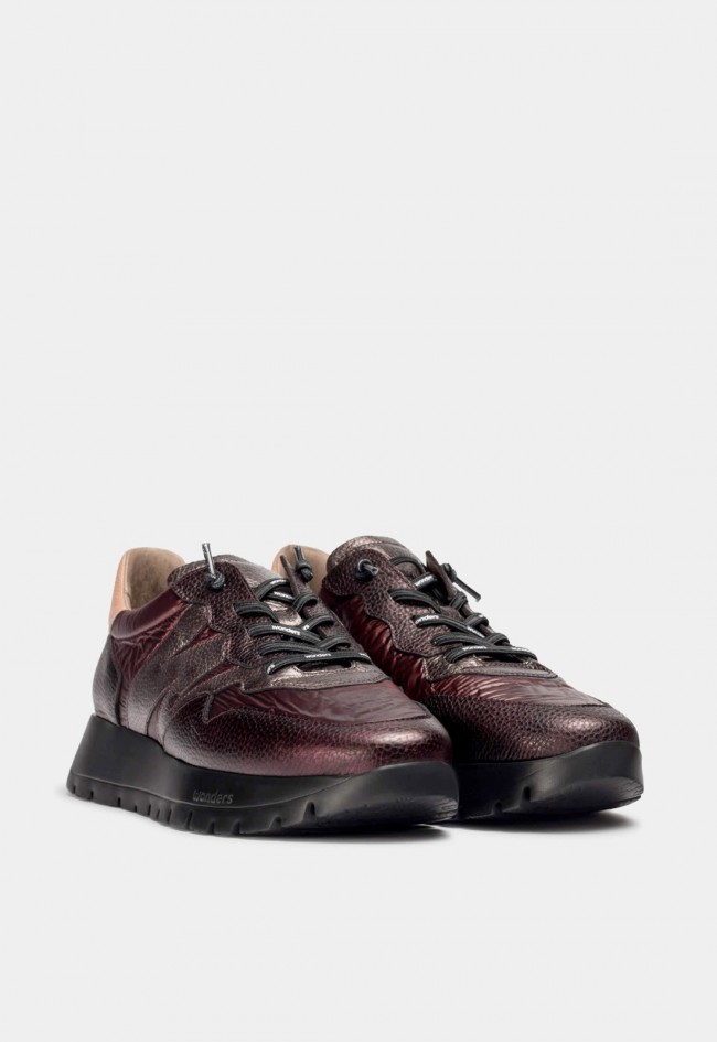 Zapatillas Wonders ODISEI 91 Burdeos de mujer con piel metalizada y suela ultraligera WondersFly™