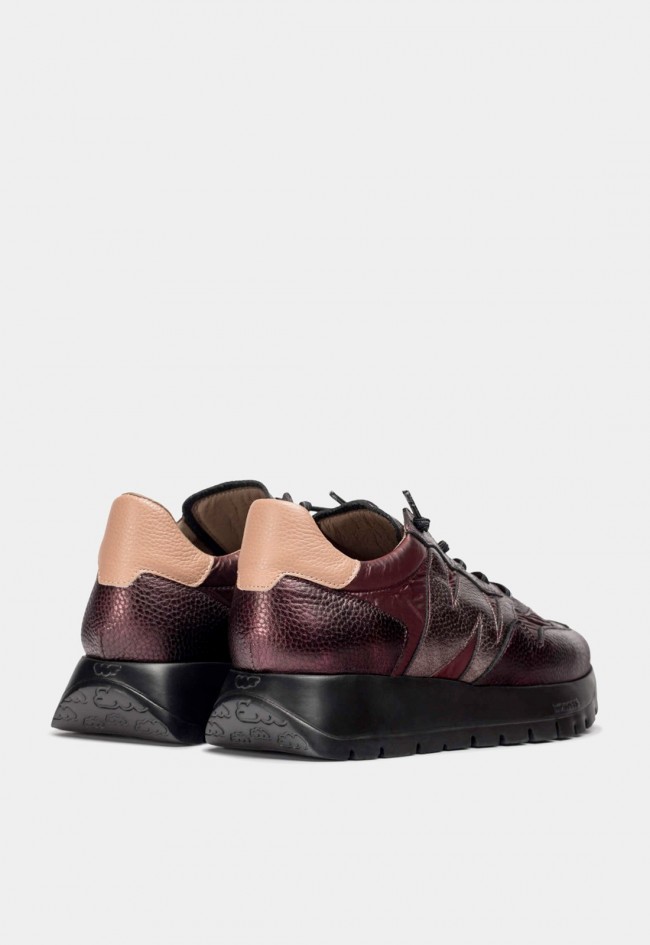 Zapatillas Wonders ODISEI 91 Burdeos de mujer con piel metalizada y suela ultraligera WondersFly™