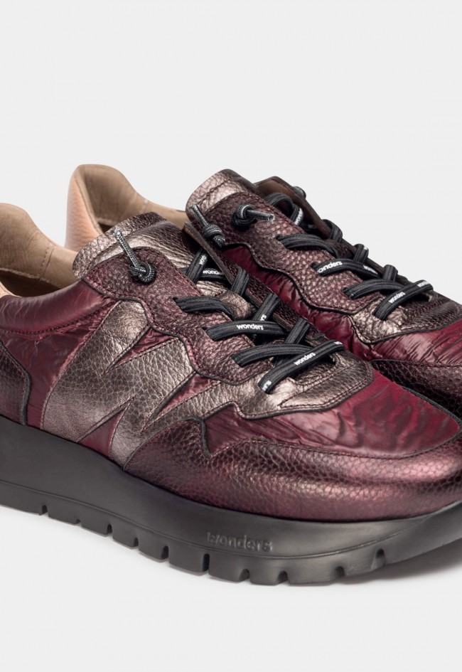 Zapatillas Wonders ODISEI 91 Burdeos de mujer con piel metalizada y suela ultraligera WondersFly™