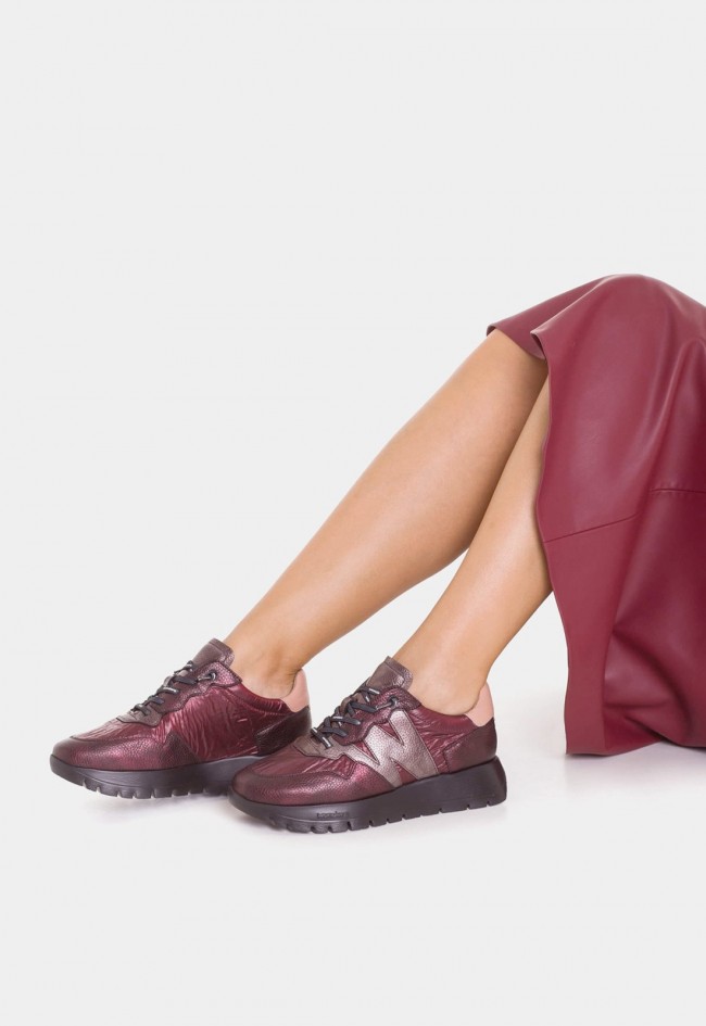 Zapatillas Wonders ODISEI 91 Burdeos de mujer con piel metalizada y suela ultraligera WondersFly™