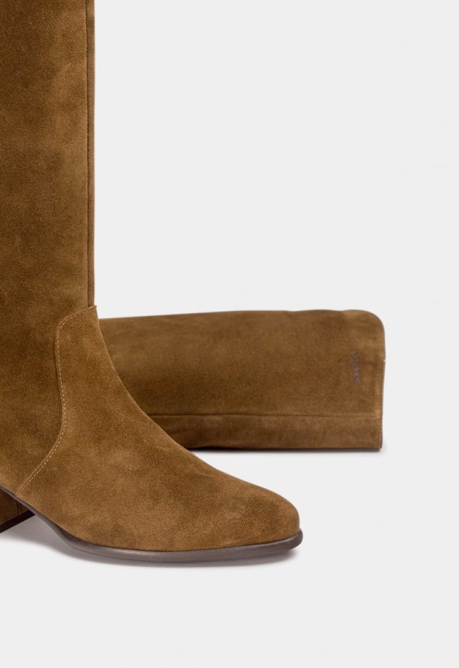 Botas Wonders FEI 03 Marrones de mujer en piel ante con tacón medio y plantilla MemoryGel