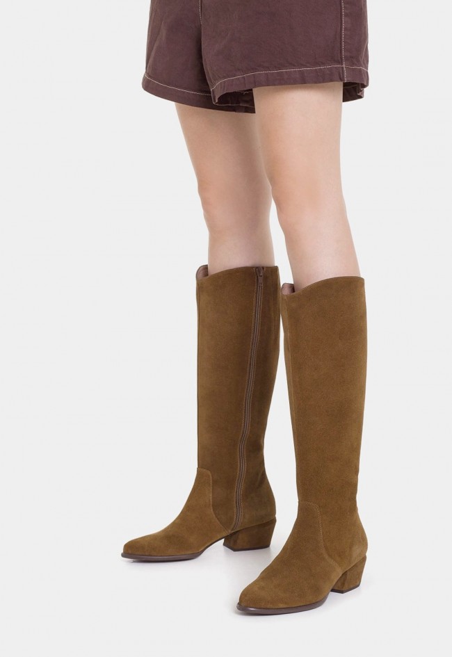 Botas Wonders FEI 03 Marrones de mujer en piel ante con tacón medio y plantilla MemoryGel