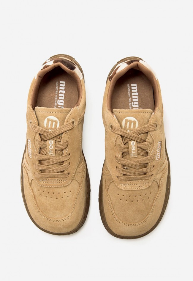 Zapatillas Mustang Free Alask de mujer barefoot en piel serraje color arena con detalle animal print