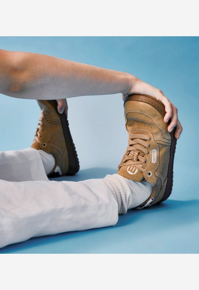 Zapatillas Mustang Free Alask de mujer barefoot en piel serraje color arena con detalle animal print