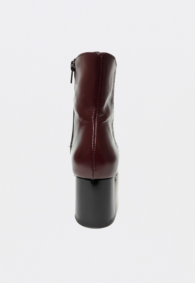 Botines GLO Cala en piel burdeos y negro — elegancia geométrica y carácter contemporáneo
