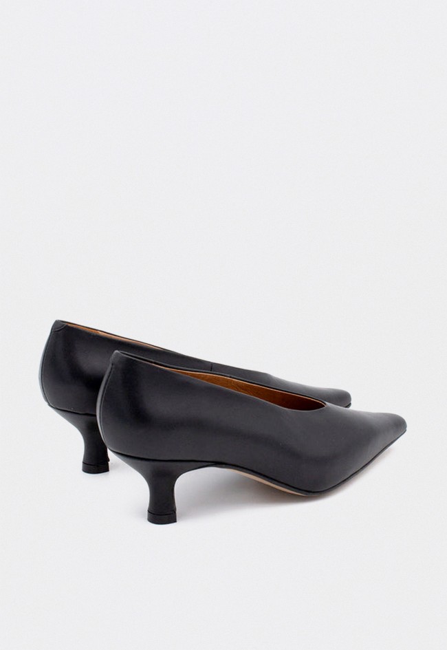 Zapatos de salón Ángel Alarcón Nola de mujer en piel negra — elegancia depurada con tacón bajo