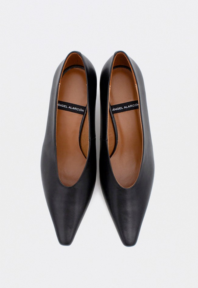 Zapatos de salón Ángel Alarcón Nola de mujer en piel negra — elegancia depurada con tacón bajo