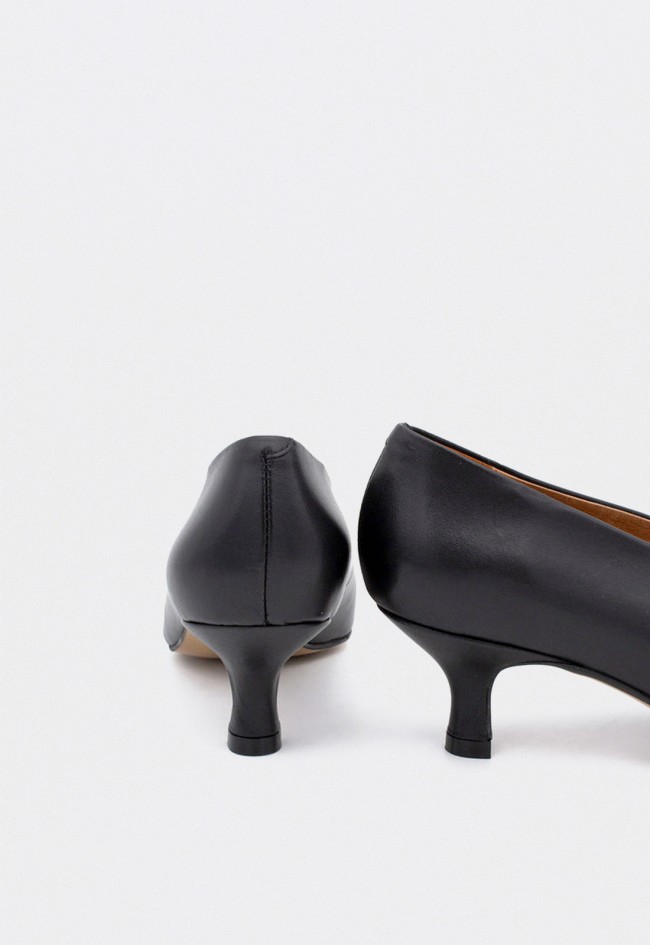 Zapatos de salón Ángel Alarcón Nola de mujer en piel negra — elegancia depurada con tacón bajo