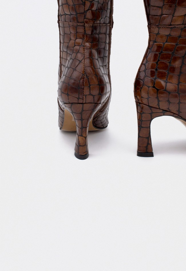 Botas altas Ángel Alarcón Hata de mujer en piel efecto cocodrilo — elegancia salvaje con tacón fino