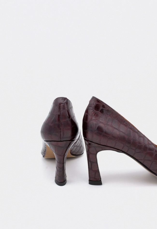 Zapatos de salón Ángel Alarcón Hariah de mujer en piel efecto cocodrilo burdeos — sofisticación clásica con tacón fino