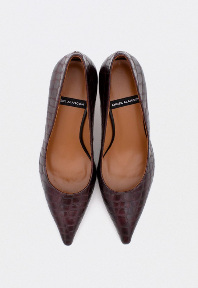Zapatos de salón Ángel Alarcón Hariah de mujer en piel efecto cocodrilo burdeos — sofisticación clásica con tacón fino