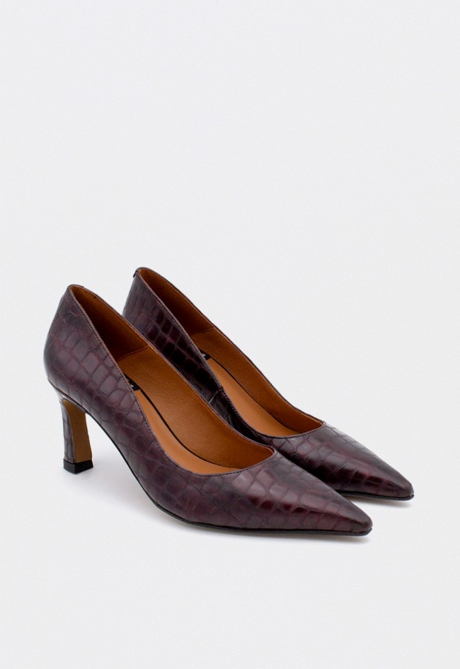 Zapatos de salón Ángel Alarcón Hariah de mujer en piel efecto cocodrilo burdeos — sofisticación clásica con tacón fino