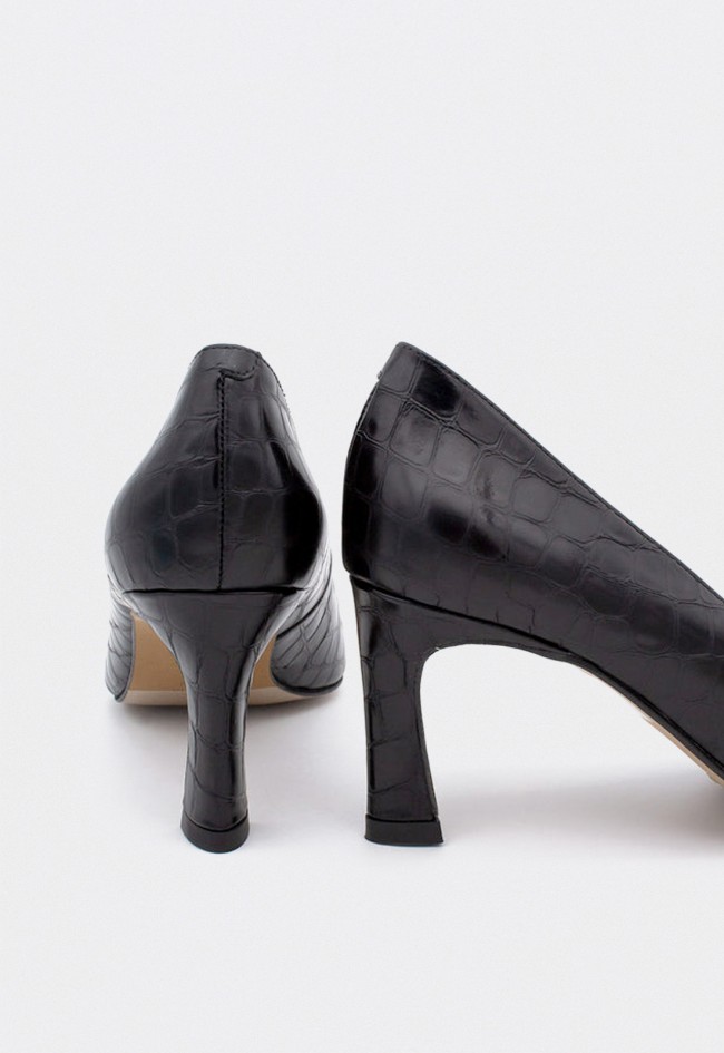 Zapatos de salón Ángel Alarcón Hariah de mujer en piel efecto cocodrilo negro — elegancia atemporal con tacón fino