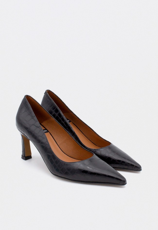 Zapatos de salón Ángel Alarcón Hariah de mujer en piel efecto cocodrilo negro — elegancia atemporal con tacón fino