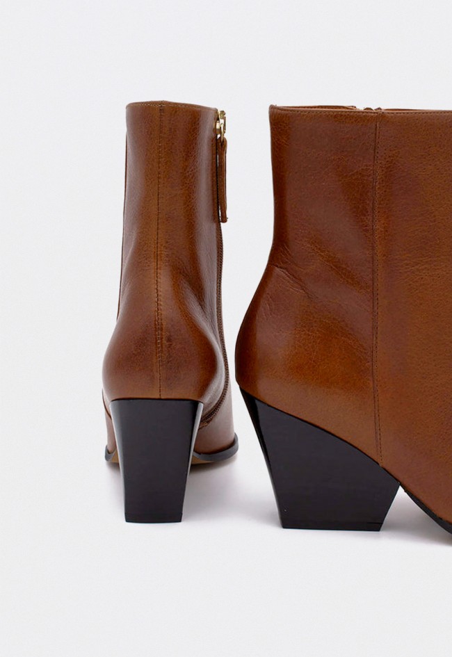 Botines Ángel Alarcón Mirette de mujer en piel color cuero — estilo moderno con tacón ancho y punta fina