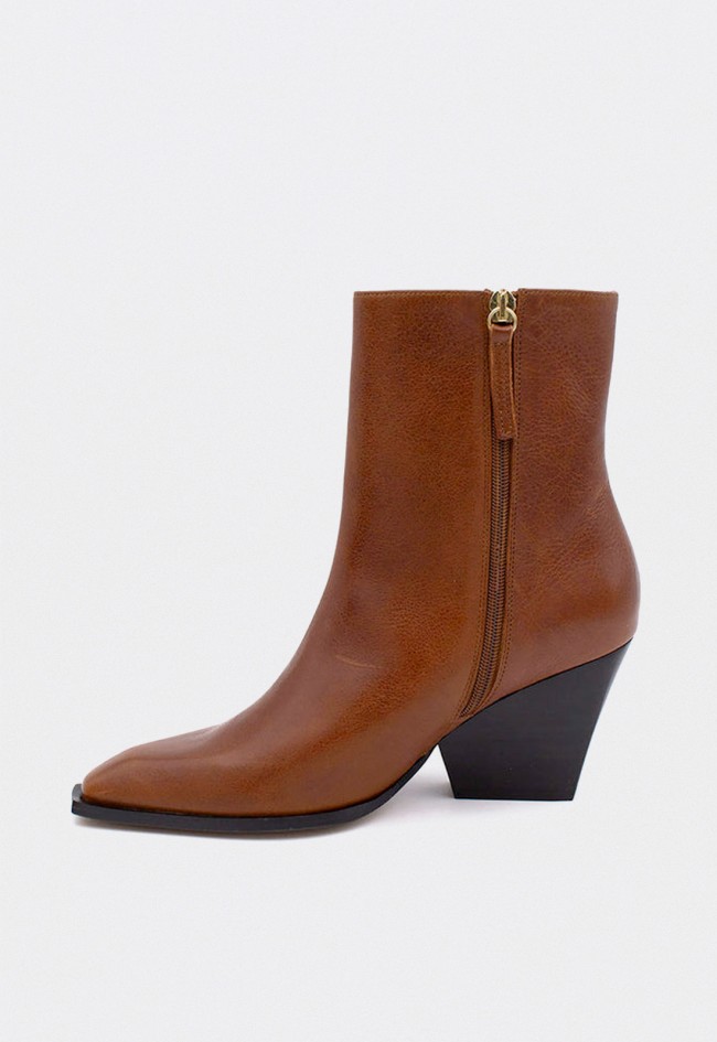 Botines Ángel Alarcón Mirette de mujer en piel color cuero — estilo moderno con tacón ancho y punta fina