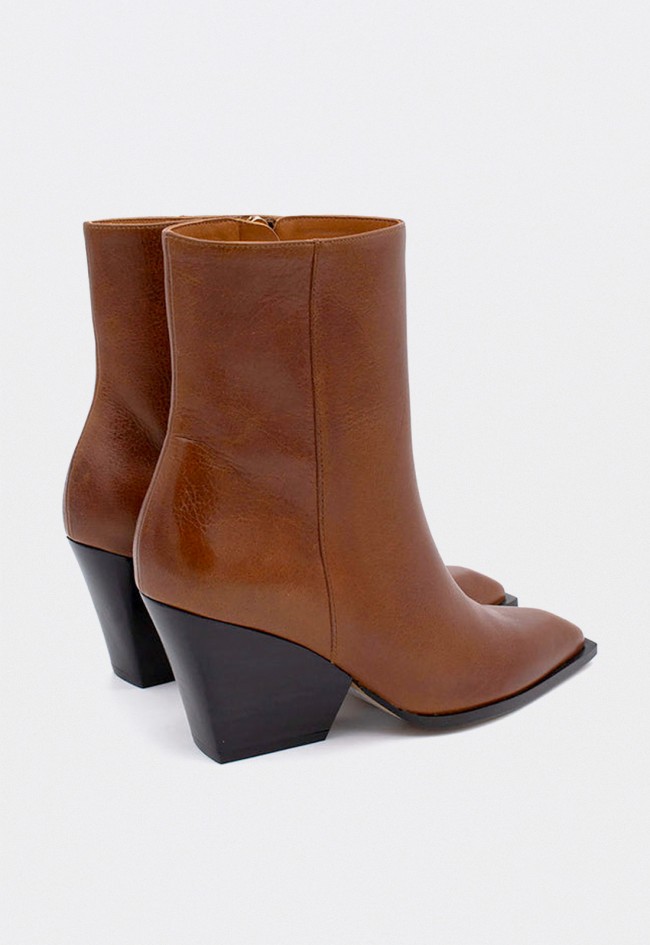 Botines Ángel Alarcón Mirette de mujer en piel color cuero — estilo moderno con tacón ancho y punta fina