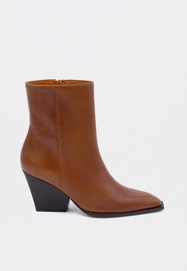 Botines Ángel Alarcón Mirette de mujer en piel color cuero — estilo moderno con tacón ancho y punta fina