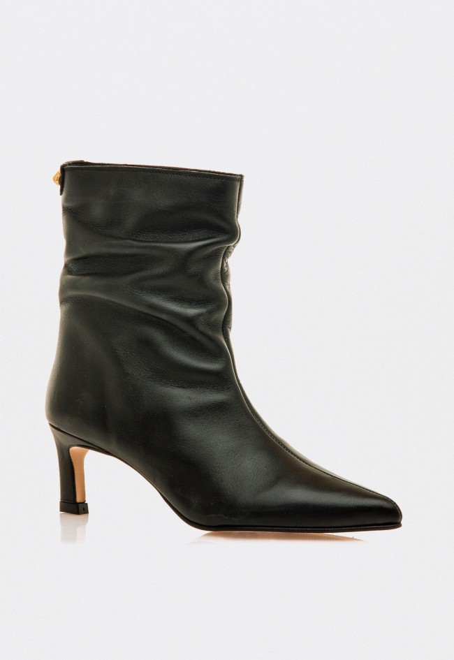Botines de mujer en piel negra con tacón fino — elegancia minimalista y estilo atemporal