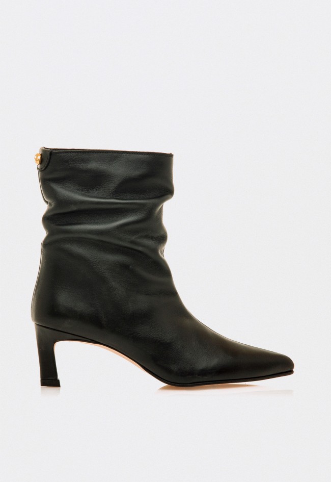 Botines de mujer en piel negra con tacón fino — elegancia minimalista y estilo atemporal