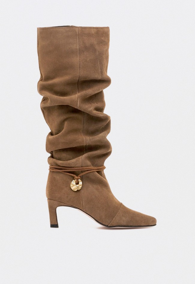 Bota alta Mustang Gala de mujer en serraje visón — diseño slouchy con elegancia artesanal