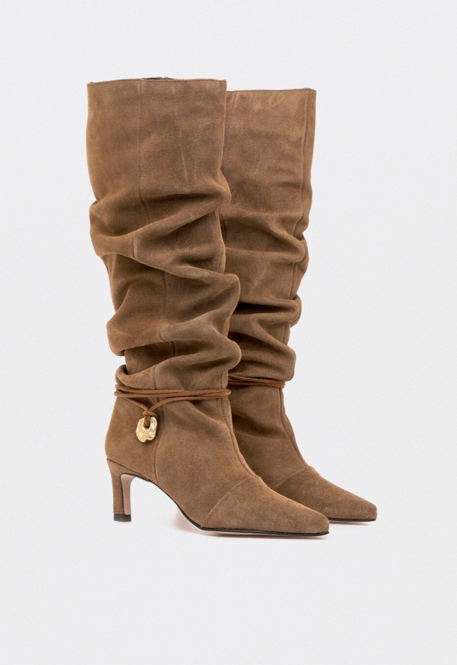 Bota alta Mustang Gala de mujer en serraje visón — diseño slouchy con elegancia artesanal