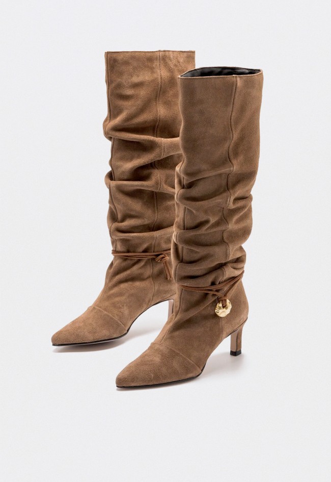Bota alta Mustang Gala de mujer en serraje visón — diseño slouchy con elegancia artesanal