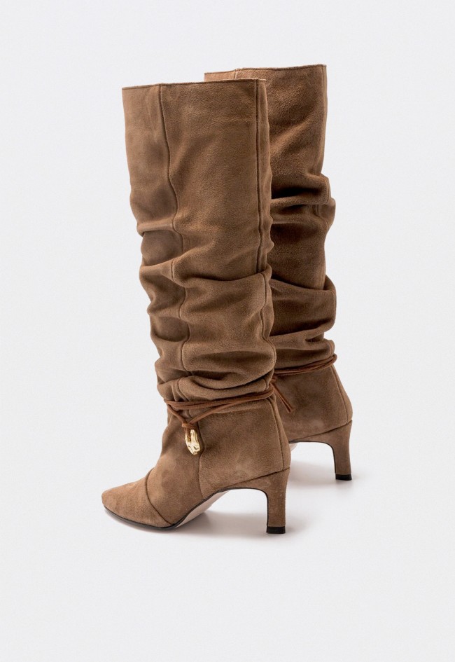 Bota alta Mustang Gala de mujer en serraje visón — diseño slouchy con elegancia artesanal