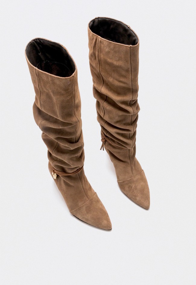 Bota alta Mustang Gala de mujer en serraje visón — diseño slouchy con elegancia artesanal