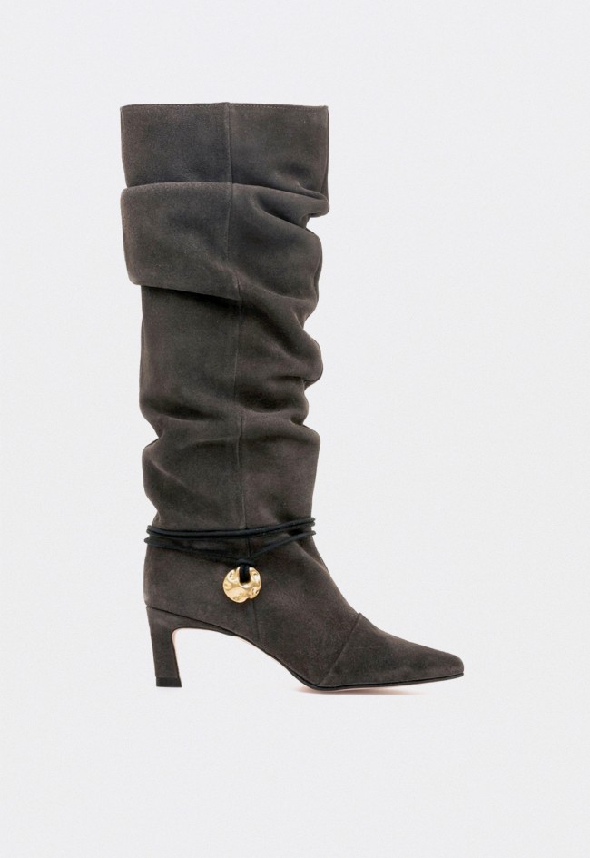 Bota alta Mustang Gala de mujer en serraje gris — elegancia moderna con detalle dorado artesanal