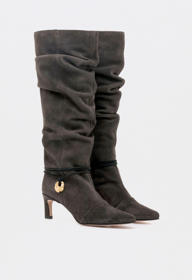 Bota alta Mustang Gala de mujer en serraje gris — elegancia moderna con detalle dorado artesanal