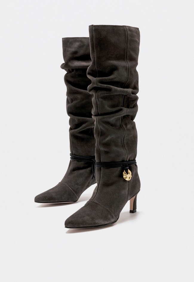 Bota alta Mustang Gala de mujer en serraje gris — elegancia moderna con detalle dorado artesanal