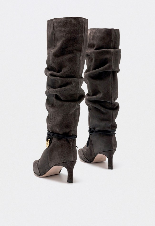 Bota alta Mustang Gala de mujer en serraje gris — elegancia moderna con detalle dorado artesanal
