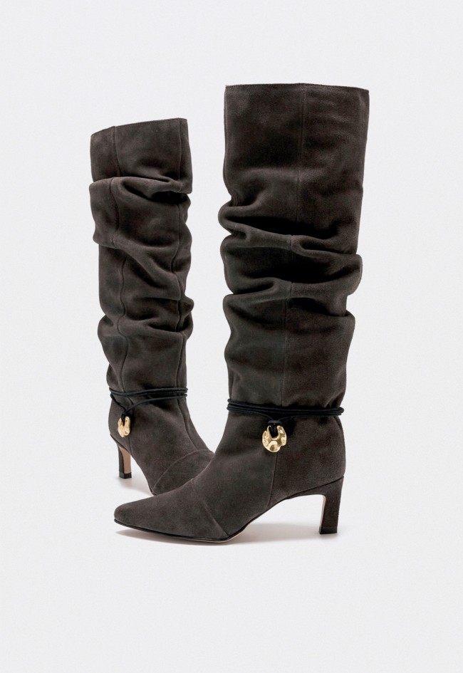 Bota alta Mustang Gala de mujer en serraje gris — elegancia moderna con detalle dorado artesanal