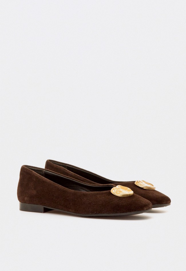 Bailarina Mustang Camille de mujer en serraje moka — elegancia minimalista con detalle dorado artesanal