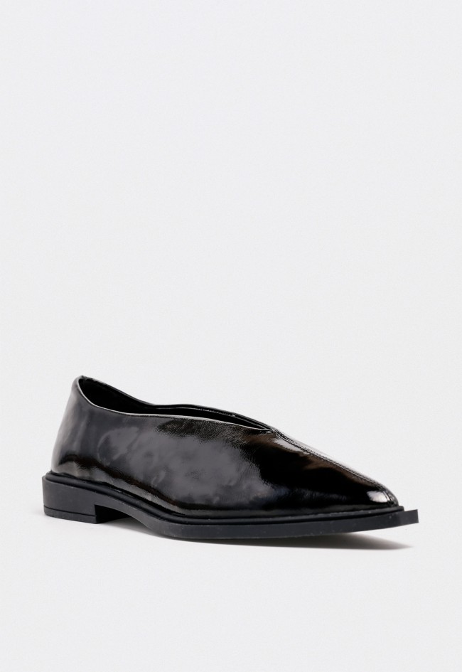 Zapato plano GLO 59001 de mujer en piel negra charolada — minimalismo elegante y confort diario