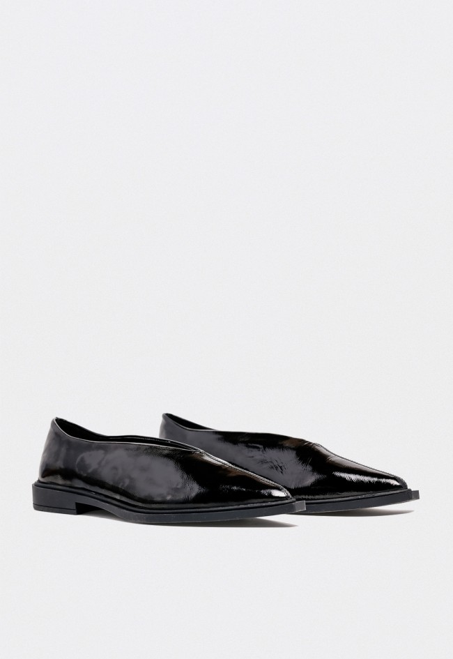 Zapato plano GLO 59001 de mujer en piel negra charolada — minimalismo elegante y confort diario